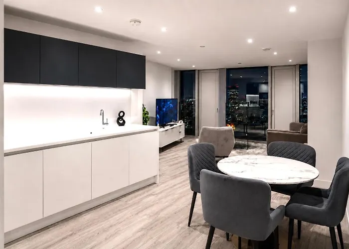 Modern 2 Bed Penthouse With Stunning Views In Manchester City Center